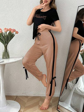 SHEIN طقم بيجاما مكون من توب بأكمام قصيرة مخرم بطباعة ألوان متباينة ، مقترن مع بنطلون طويل مزين بفيونكة بألوان متباينة