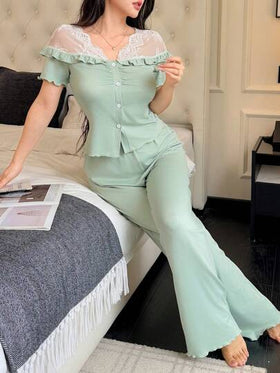 SHEIN مجموعة بيجامة للنساء بتصميم فرنسي من الدانتيل بفتحة الكتف وأكمام قصيرة مع بنطال طويل