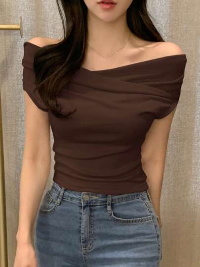 DAZY تي شيرت نسائية بتصميم الكتف الواحد ، أحادية اللون ، آستين قصير ، مناسبة للربيع والصيف