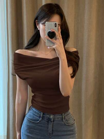 DAZY تي شيرت نسائية بتصميم الكتف الواحد ، أحادية اللون ، آستين قصير ، مناسبة للربيع والصيف
