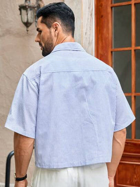 HIMLAND قميص رجالي كاجوال بتطريز حرفي على الجيب، قميص فضفاض بأكمام قصيرة، قميص أزرق مخطط، قميص صديق، قميص صيفي بأزرار وأكمام قصيرة، قميص عطلة نهاية الأسبوع، قميص الزوج، قميص "Old Money"