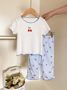 SHEIN Playful Pals مجموعة قميص كم قصير مع بنطلون مربع للبنات الرضع/الأطفال الصغار للربيع/الصيف، زخرفة شعار أنيقة كرزية، مقاس من 0 إلى 3 سنوات، قطعتان