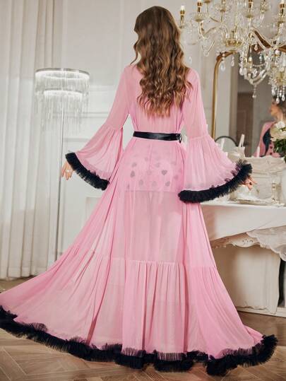 SHEIN طقم ثوب نوم مكون من رداء مزود بأكمام بوف مزين بالزهور ثلاثية الأبعاد + ثوب ليلي شبكي ذو فتحة عالية جانبية تباين مع الدانتيل بطبعة قلب جذاب