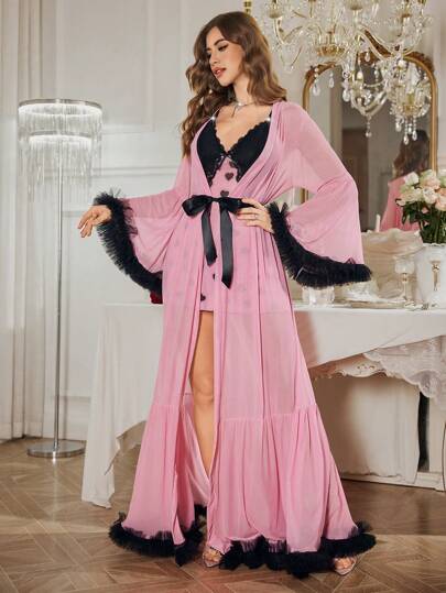 SHEIN طقم ثوب نوم مكون من رداء مزود بأكمام بوف مزين بالزهور ثلاثية الأبعاد + ثوب ليلي شبكي ذو فتحة عالية جانبية تباين مع الدانتيل بطبعة قلب جذاب
