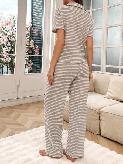 SHEIN مجموعة ملابس منزلية كاجوال للنساء من قطعتين، مجموعة ملابس منزلية مُحبوكة بطبعات جاكارد، ذات ياقة قصيرة الأكمام، مجموعة ملابس منزلية مُحبوكة مخططة