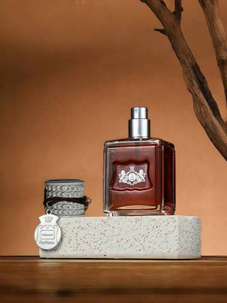 عطر رجالي 50مل ذو رائحة طبيعية وبديكية مع رائحة خشبية دائمة. إنه هدية فاخرة ورفيعة المستوى للرجال. بنكهة شهية ساحرة ومزيل عرق فاخر بشكل غيمة، إنه الهدية المثالية لعيد الأب