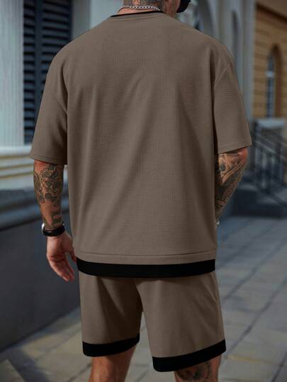 Manfinity CasualCool مجموعة قميص وشورت كاجوال للرجال، قميص بياقة دائرية وأكمام قصيرة مطبوع عليه رسومات حرفية، وشورت بخصر رباط، ملابس صيفية مريحة للشارع