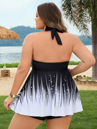 SHEIN CURVE+ بدلة سباحة كاجوال مكونة من قطعتين للنساء ذوات الأحجام الكبيرة، تشمل: توب مطبوع بدرجتين من اللون و شورت خصر عالٍ موحد اللون مع رباط خصر وأربطة متقاطعة في الظهر