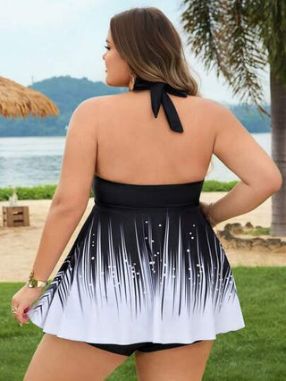 SHEIN CURVE+ بدلة سباحة كاجوال مكونة من قطعتين للنساء ذوات الأحجام الكبيرة، تشمل: توب مطبوع بدرجتين من اللون و شورت خصر عالٍ موحد اللون مع رباط خصر وأربطة متقاطعة في الظهر