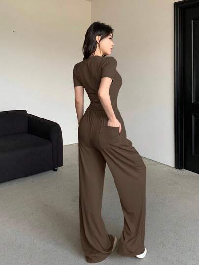 DAZY مجموعة بنطلون وتي شيرت بأكمام قصيرة لون أحادي للنساء، 2 قطعة