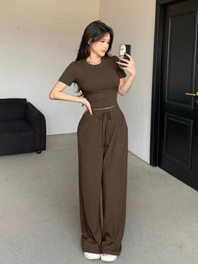 DAZY مجموعة بنطلون وتي شيرت بأكمام قصيرة لون أحادي للنساء، 2 قطعة