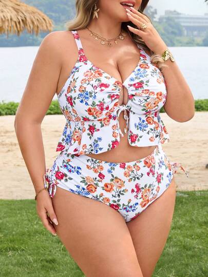 SHEIN CURVE+ ملابس سباحة مكونة من ملابس علوية بنمط أزهار صغيرة وحواف كشكشات مع سحاب للأحجام الكبيرة للنساء، وشورت جانبي بسحاب، مناسبة للصيف