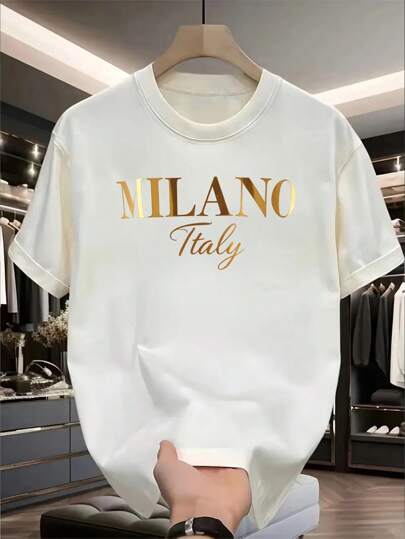 Manfinity Dauomo تيشيرت رجالي عصري أنيق ذو تصميم فاخر، مزين بحرف كبير لامع باللون الذهبي "MILANO" وخط مميز باللون الفاتح "ITALY"، بطراز بسيط للرجال
