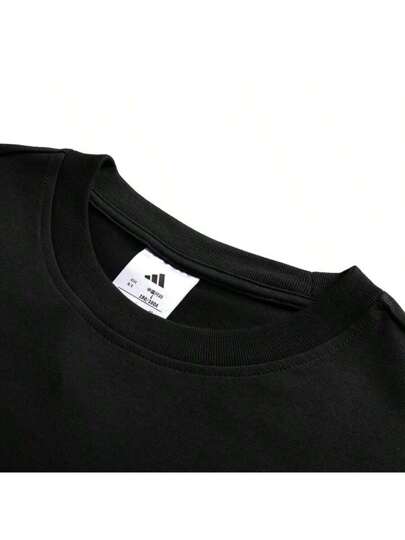 Adidas تي شيرت قصير الأكمام بطبعة GFX لكل يوم، بياقة دائرية سايبة للرجال للرياضة والخارج