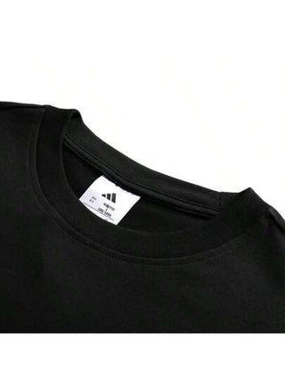 Adidas تي شيرت قصير الأكمام بطبعة GFX لكل يوم، بياقة دائرية سايبة للرجال للرياضة والخارج