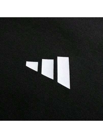 Adidas تي شيرت قصير الأكمام بطبعة GFX لكل يوم، بياقة دائرية سايبة للرجال للرياضة والخارج