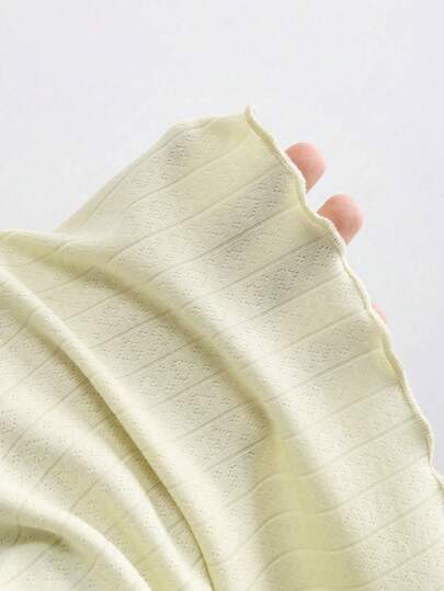 Sweetra ملابس علوية صيفي وتابستاني من ال- knit مع رسومات jacard وبدون أكمام مع كسرات وتجميعات مناسب للأجازات والنزهات، به زخرفة زهور صغيرة على الصدر، أصفر مناسب وجذاب