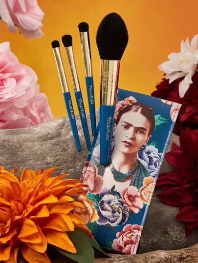 Frida Kahlo X SHEIN 5 قطع طقم فرش مكياج منقوش بصور وأشكال جرافيكية ، تشمل فرشاة بودرة فضفاضة + فرشاة تدخين للعين + فرشاة ظل عيون كبيرة + فرشاة ظل عيون تفصيلية + حقيبة تخزين الفرش. الشعيرات ناعمة ، وقوية على امتصاص وإطلاق البودرة ، مناسبة للمبتدئين...