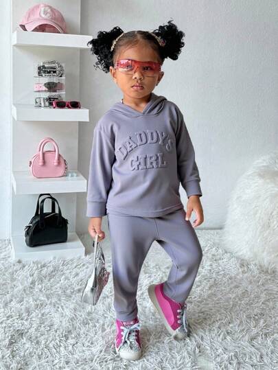 SHEIN Playful Pals طقم ملابس لأربعة فصول من عمر 0 إلى 3 سنوات لطفلة صغيرة: سويت شيرت بأكمام طويلة وحاشية مقوسة وبنطال ضيق، شعار "Daddy's Girl" ثلاثي الأبعاد، أزرق ضبابي، مصنوع من القطن، طقم ملابس خريف/شتاء