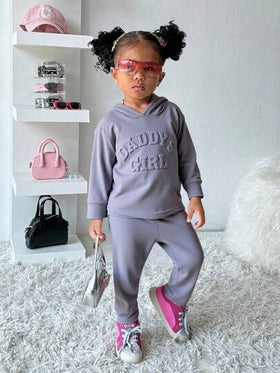 SHEIN Playful Pals طقم ملابس لأربعة فصول من عمر 0 إلى 3 سنوات لطفلة صغيرة: سويت شيرت بأكمام طويلة وحاشية مقوسة وبنطال ضيق، شعار "Daddy's Girl" ثلاثي الأبعاد، أزرق ضبابي، مصنوع من القطن، طقم ملابس خريف/شتاء