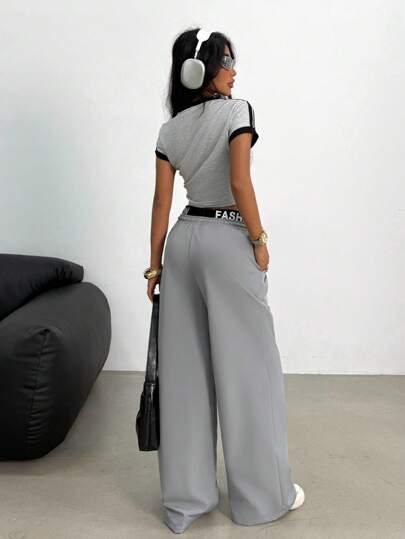 SHEIN بدلة رياضية للبنات المراهقات بطقم قميص أكمام قصيرة باللونين الأسود والرمادي بحواف مضادة وبنطلون فضفاض للساق ذو قطعتين بألوان عصرية