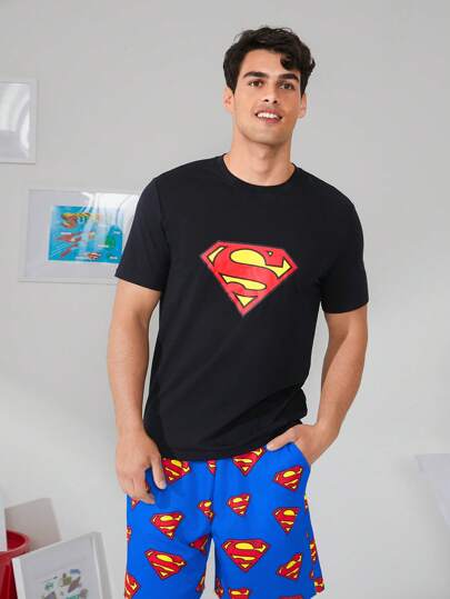 SUPERMAN X SHEIN طقم أزياء للرجال مكون من شورت وبلوزة كم قصير مزينة برقعة شعار