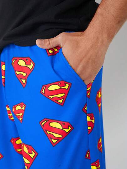 SUPERMAN X SHEIN طقم أزياء للرجال مكون من شورت وبلوزة كم قصير مزينة برقعة شعار