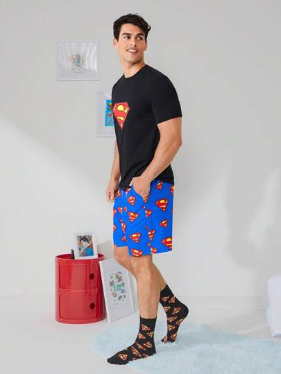 SUPERMAN X SHEIN طقم أزياء للرجال مكون من شورت وبلوزة كم قصير مزينة برقعة شعار