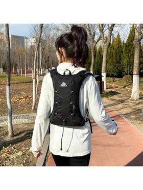 حقيبة ظهر خفيفة الوزن قابلة للتنفس تمنع التعرق مع حقيبة مياه قابلة للتعديل، مناسبة للجري في الأرض الوعرة والماراثون والجري والدراجات وأنشطة رياضية أخرى، حقيبة ظهر سعة كبيرة للرجال والنساء