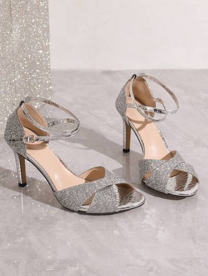صنادل كعب عال وسيور حول الكاحل من مادة اصطناعية لامعة، بألوان الفضي والذهبي والوردي والبنفسجي والأسود، مناسبة لالحفلات الصيفية والمناسبات الرسمية