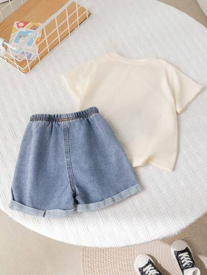 SHEIN 2 مجموعة من التي شيرت ذات الأكمام القصيرة وشورت الجينز مريحة وعملية للأطفال الصغار بطباعة دب، مناسبة للارتداء في الربيع والصيف داخل وخارج المنزل، للبس اليومي والرياضة واللعب والحفلات وتصوير الصور والعطلات والمناسبات