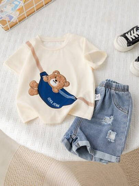 SHEIN 2 مجموعة من التي شيرت ذات الأكمام القصيرة وشورت الجينز مريحة وعملية للأطفال الصغار بطباعة دب، مناسبة للارتداء في الربيع والصيف داخل وخارج المنزل، للبس اليومي والرياضة واللعب والحفلات وتصوير الصور والعطلات والمناسبات