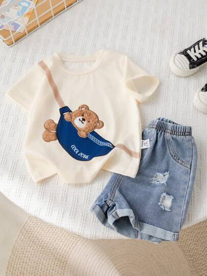 SHEIN 2 مجموعة من التي شيرت ذات الأكمام القصيرة وشورت الجينز مريحة وعملية للأطفال الصغار بطباعة دب، مناسبة للارتداء في الربيع والصيف داخل وخارج المنزل، للبس اليومي والرياضة واللعب والحفلات وتصوير الصور والعطلات والمناسبات