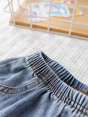 SHEIN 2 مجموعة من التي شيرت ذات الأكمام القصيرة وشورت الجينز مريحة وعملية للأطفال الصغار بطباعة دب، مناسبة للارتداء في الربيع والصيف داخل وخارج المنزل، للبس اليومي والرياضة واللعب والحفلات وتصوير الصور والعطلات والمناسبات
