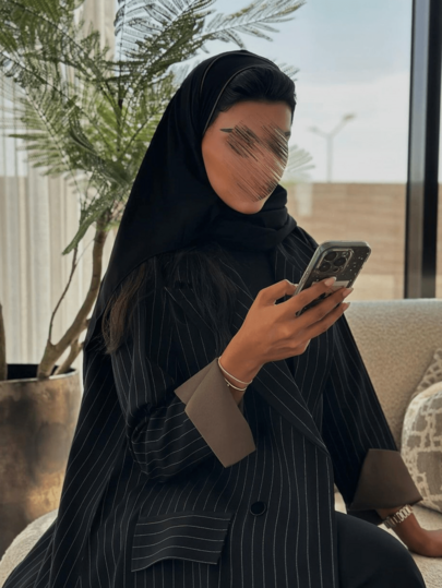 عباءة مسلمة سوداء بخطوط دقيقة للنساء - عباءة طويلة مزدوجة الصدر مزينة بأزرار للملابس المحتشمة
