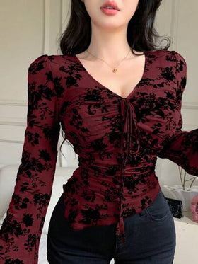 Joudiya بلوزة نسائية بأكمام جرس وياقة على شكل حرف V مع رباط وطبعات زهور صغيرة، أكمام طويلة مناسبة للربيع والصيف، ملابس نسائية للخريف، عيد الحب