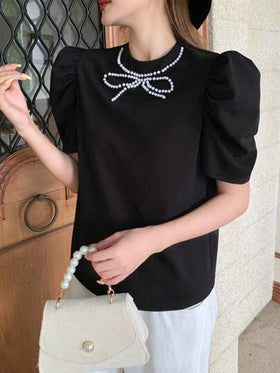 SHEIN تي شيرت أنيقة بتصميم عقدة الفراشة الرقبة المزخرف بالخرز للمراهقات، أكمام منفوخة منسوجة باللون الأسود