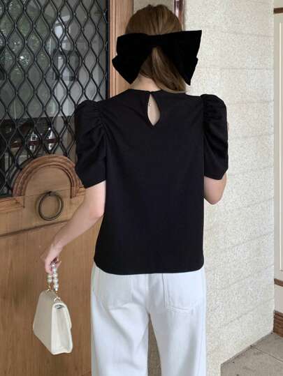 SHEIN تي شيرت أنيقة بتصميم عقدة الفراشة الرقبة المزخرف بالخرز للمراهقات، أكمام منفوخة منسوجة باللون الأسود