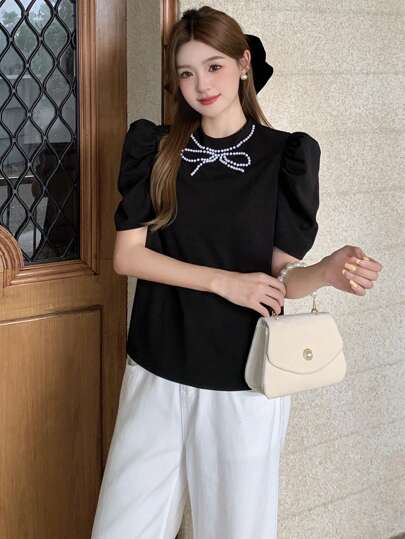 SHEIN تي شيرت أنيقة بتصميم عقدة الفراشة الرقبة المزخرف بالخرز للمراهقات، أكمام منفوخة منسوجة باللون الأسود