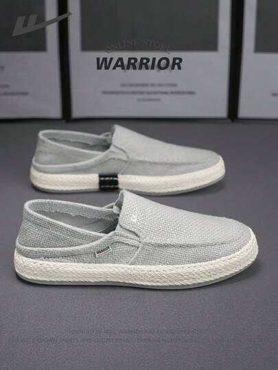 WARRIOR سلسلة المحارب صيف 2025 أحذية قماش منسوجة جديدة للرجال، موديل لوفر سهل الارتداء، باللون الرمادي، ذات نعل مسطح ناعم، أنسجة علوية قماشية، نعل منسوج من الحشائش، مناسب للاستخدام اليومي والخروج والمشي في الأماكن الخارجية