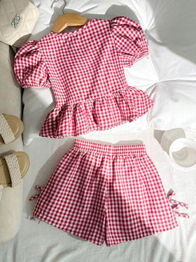 SHEIN مجموعة بلوزة وشورت للفتيات بتصميم مريح وبسيط، مزينة بكشكشة في الخصر مع فيونكة