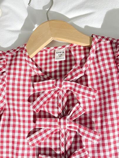 SHEIN مجموعة بلوزة وشورت للفتيات بتصميم مريح وبسيط، مزينة بكشكشة في الخصر مع فيونكة