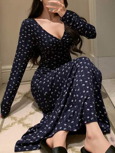 DAZY فستان نوم بتصميم كشكش وياقة على شكل حرف V مزخرف بنقشة زهور متناثرة، بيجاما خريفية وشتوية رمضان
