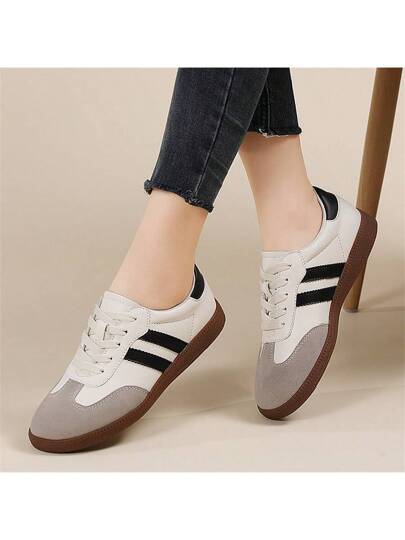Shoes أحذية رياضية نسائية على الطراز الألماني القديم | أحذية رياضية بنعل ناعم أبيض للعباءة | أحذية مريحة وقابلة للتنفس للمشي | تصميم كلاسيكي رجعي للارتداء اليومي