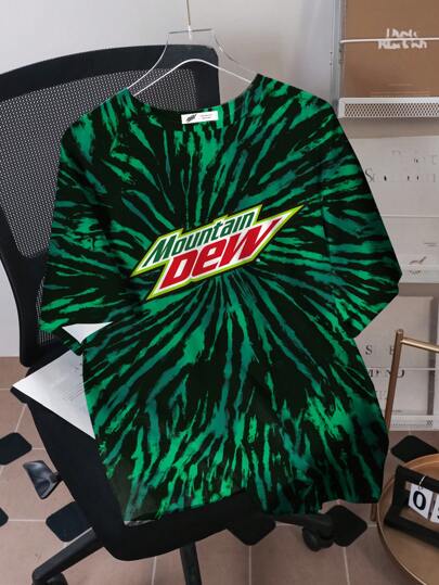 Mountain Dew X SHEIN تي شيرت رجالي بتصميم فضفاض مع نقشات صباغة باللون وطباعة حرف، أكمام قصيرة، منسوج بخامة مريحة للاستخدام الكاجوال في الصيف