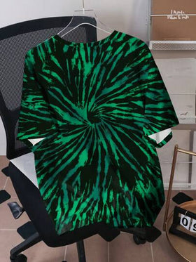 Mountain Dew X SHEIN تي شيرت رجالي بتصميم فضفاض مع نقشات صباغة باللون وطباعة حرف، أكمام قصيرة، منسوج بخامة مريحة للاستخدام الكاجوال في الصيف