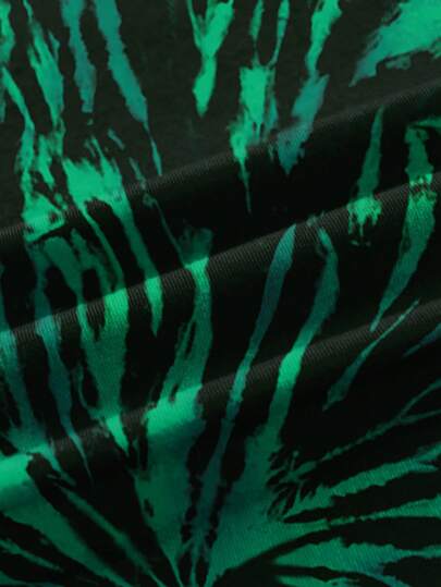 Mountain Dew X SHEIN تي شيرت رجالي بتصميم فضفاض مع نقشات صباغة باللون وطباعة حرف، أكمام قصيرة، منسوج بخامة مريحة للاستخدام الكاجوال في الصيف