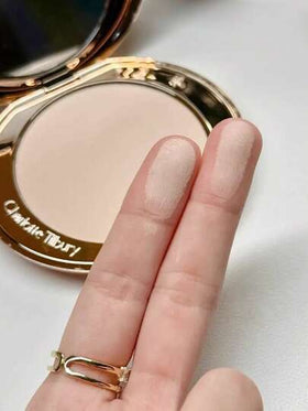 Charlotte Tilbury بودرة شارلوت تيلبري إيربراش فلولس فينيش، بودرة مثالية متناهية الصغر رقم 1 - 0.28 أونصة/8 جرام (شحنة عشوائية من الإصدارات الجديدة والقديمة)