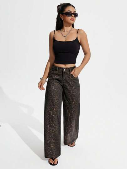 SHEIN PETITE بنطلون جينز نسائي فضفاض ذو ساقين مُنسدلة طباعة جلد النمر مع جيوب، مريح للحياة اليومية