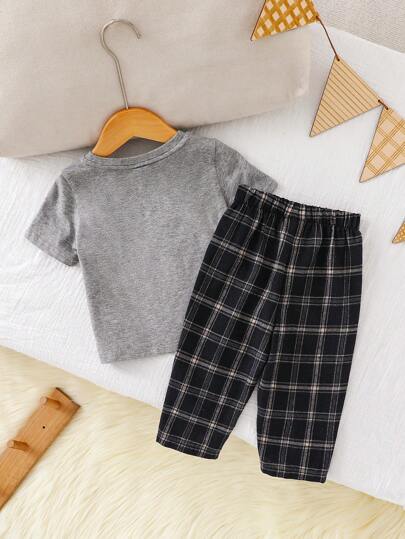 SHEIN طقم بيجامة أطفال من قطعتين لولد رضيع بتصميم مربع المربعات مكون من تي شيرت جيب وشورت مربعات، راحة وأناقة في الاستخدام اليومي